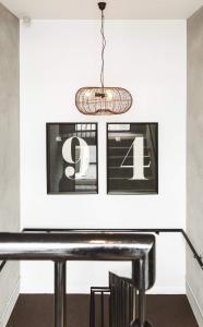 吉朗Timber Door Luxury Accommodation Geelong的一张乒乓球桌,墙上挂着两张照片
