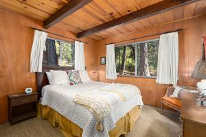 玛瑙湾The Honey Bear Cabin的木制客房内的一间卧室,配有一张床