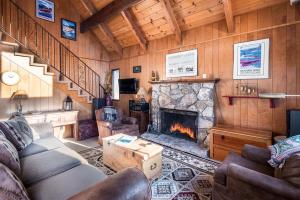 玛瑙湾The Honey Bear Cabin的带沙发和壁炉的客厅
