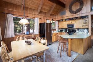 玛瑙湾The Honey Bear Cabin的厨房配有桌子和冰箱