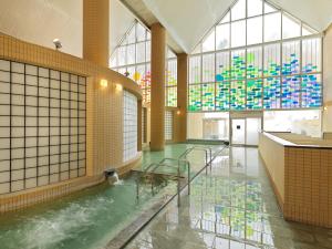 Jozankei定山溪鹤雅度假温泉酒店森之謌的大窗户的大房间里的一个水池