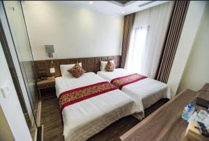 下龙湾Hạ Long Legend Hotel的一间卧室设有一张大床和一个窗户。