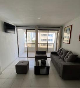 卡塔赫纳Apartamento Amoblado en Cartagena de Indias的客厅配有沙发和桌子