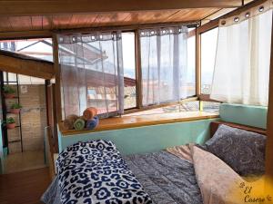 卡哈马卡Minidepa hermosa vista - H. El Casero的一间设有床铺的卧室,位于带窗户的房间内
