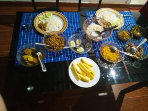 波隆纳鲁沃Deer Garden Guest的餐桌,桌上放着一碗食物和盘子