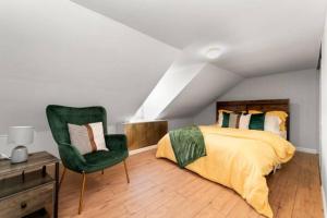 巴尔的摩Charming Little Italy Baltimore Gem的一间卧室配有一张床和一把绿色椅子