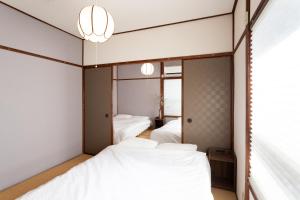 箱根Hakone No Yado的一间卧室配有两张床和镜子