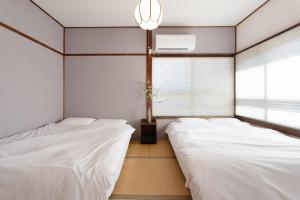 箱根Hakone No Yado的一间卧室设有两张床和窗户。