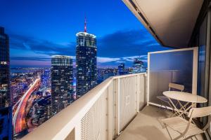 多伦多Presidential Suite Heart of Downtown with Stunning View的阳台,晚上可欣赏到城市景观