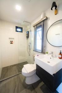 Ban Tha MaprangThara Dara Khaoyai的一间带水槽、卫生间和镜子的浴室