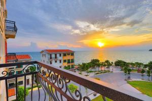 富国Hi Beach House Phu Quoc - Sunset Town的日落时分享有海洋美景的阳台