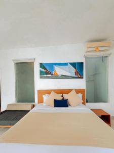 克罗柏坎苹果别墅酒店式公寓的一间卧室设有一张大床和两个窗户