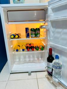 皮乌拉Casa Johans的配有饮料和一瓶水的开放式冰箱