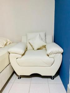 皮乌拉Casa Johans的客房内的白色沙发上配有枕头