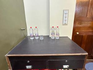 蒂鲁瓦纳马莱Mookambika tower room的一组水瓶坐在桌子上