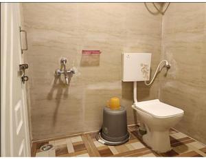 瓦朗加尔Hotel Grand Inn, Warangal的一间带卫生间和水槽的浴室