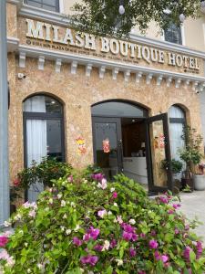 下龙湾Milash Boutique Hotel的一家米塞尔精品酒店,前面有鲜花