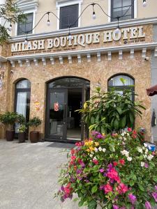 下龙湾Milash Boutique Hotel的米茨精品酒店前方鲜花盛开