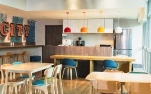 永和晶赞都会旅店-永和的餐厅设有木桌和蓝色椅子
