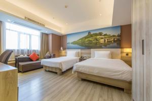 南京南京总统府亚朵酒店的酒店客房,设有两张床和一张沙发