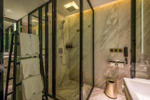 广州广州北京路天字码头亚朵S酒店的带淋浴和盥洗盆的浴室