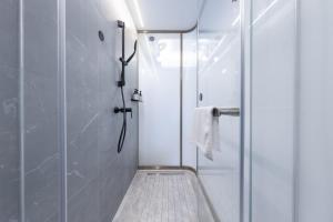 珠海金湾机场航空城轻居酒店的带淋浴的浴室和玻璃门