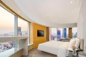 无锡无锡三阳广场中山路亚朵X酒店的卧室设有白色的床和大窗户
