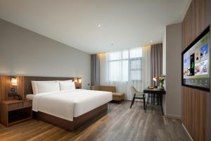 杭州杭州滨江火炬大道亚朵X酒店的配有一张床和一台平面电视的酒店客房
