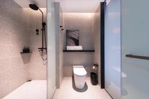 宁波宁波滨江奥体中心亚朵S酒店的浴室配有白色卫生间和淋浴。