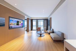 Jiangning南京江宁未来网络小镇亚朵X酒店的客厅设有壁挂式平面电视。