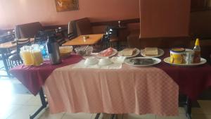 内罗毕Jamia Central Hotel的一张桌子,上面有粉红色的桌布,上面有食物