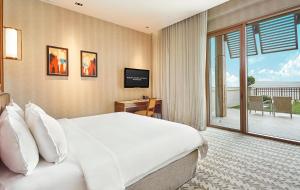新加坡Resorts World Sentosa - Equarius Hotel的酒店客房设有一张床和一个阳台。