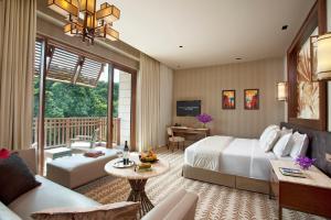 新加坡Resorts World Sentosa - Equarius Hotel的一间卧室设有一张床和一间客厅。