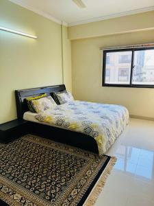 伊斯兰堡Zephyr Lodge的一间卧室配有一张带地毯的床和窗户