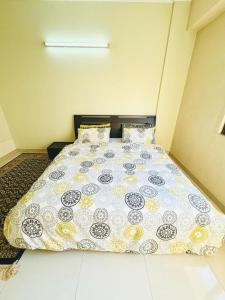 伊斯兰堡Zephyr Lodge的小型客房内的一张床位。