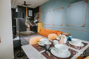 怡保Ipoh Fumei 2R2B House 1 by Verve Pasir Pinji的客厅配有橙色沙发和桌子