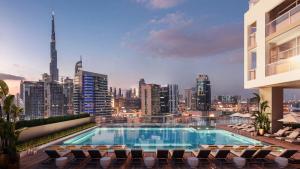 迪拜2BR-D4-15NS Chic Business Bay Apt的一座城市天际线建筑的顶部游泳池