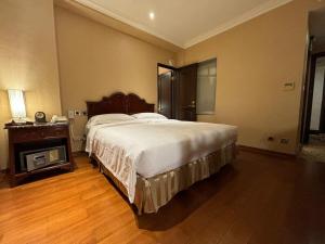 台北皇家季节酒店 - 台北 ‧ 南西馆的一间卧室设有一张大床和一个壁炉