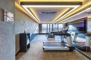 南京南京软件大道地铁站亚朵酒店的健身房,在房间内配有跑步机和椭圆机