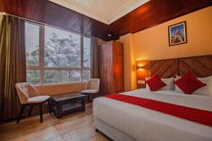 甘托克The Pahuna Retreat的一间卧室设有一张床和一个大窗户