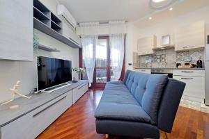 菲乌米奇诺Copenaghen House的客厅配有蓝色的沙发和电视