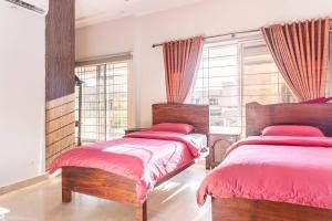 伊斯兰堡Cielo的卧室内的两张床,配有红色毯子和窗户