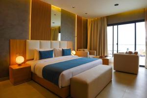 乌姆盖万帕尔马海滩Spa度假酒店的一间卧室设有一张大床和一个大窗户