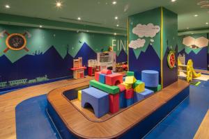 台北Finders Hotel-Fu Qian的儿童游乐区,在房间内有玩具火车