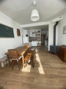 吉维尼Cosy Giverny的一间带桌椅和黑板的用餐室