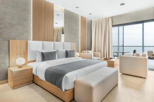 乌姆盖万帕尔马海滩Spa度假酒店的一间带大床的卧室和一间客厅