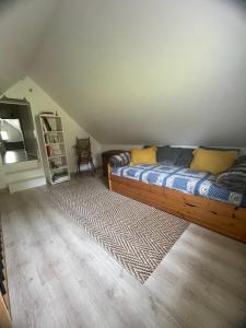 吉维尼Cosy Giverny的一间卧室配有一张床和地毯