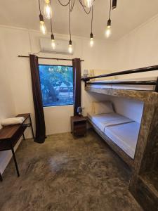 莫阿尔博阿Crazy Bears Hostel的客房设有床、书桌和窗户。