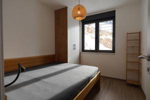 帕莱Ravna Planina的一间卧室设有一张床和一个窗口