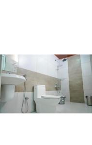 马迪凯里The two bedroom homestay的浴室配有白色卫生间和盥洗盆。
